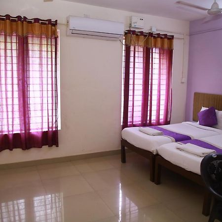 Hotel V Bee Plaza à Thiruvananthapuram Extérieur photo