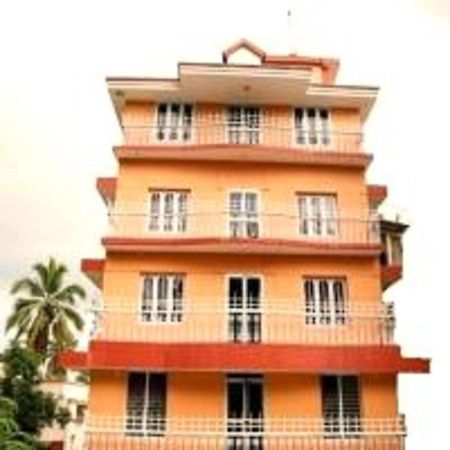 Hotel V Bee Plaza à Thiruvananthapuram Extérieur photo
