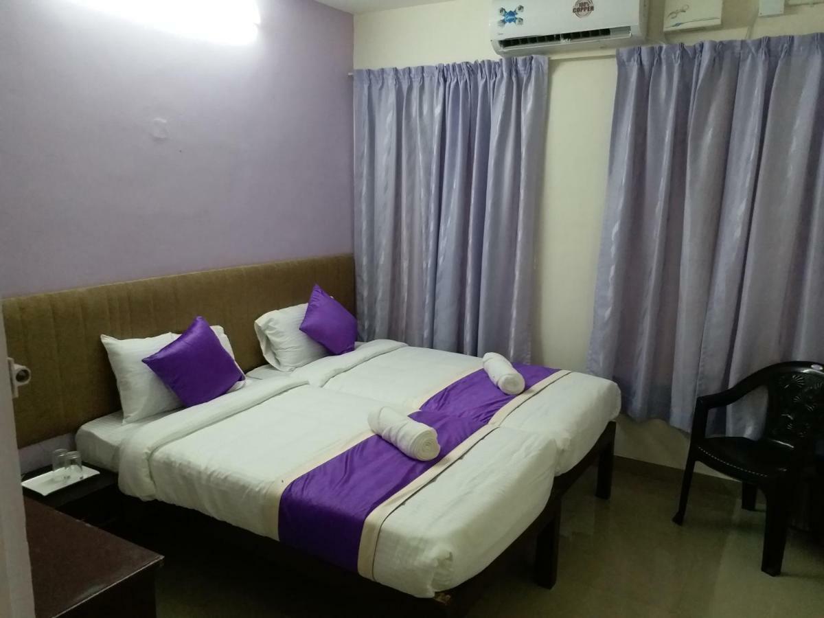 Hotel V Bee Plaza à Thiruvananthapuram Extérieur photo