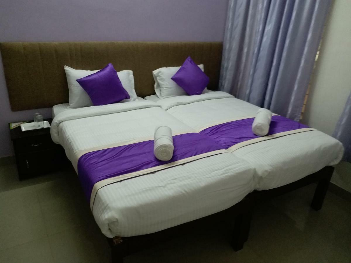 Hotel V Bee Plaza à Thiruvananthapuram Extérieur photo