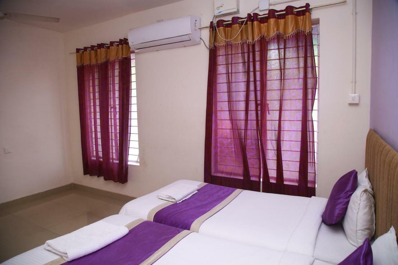Hotel V Bee Plaza à Thiruvananthapuram Extérieur photo