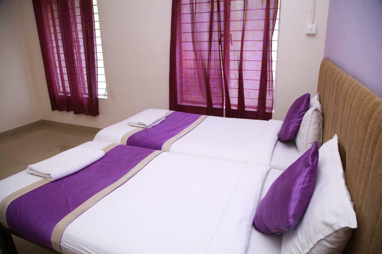 Hotel V Bee Plaza à Thiruvananthapuram Extérieur photo