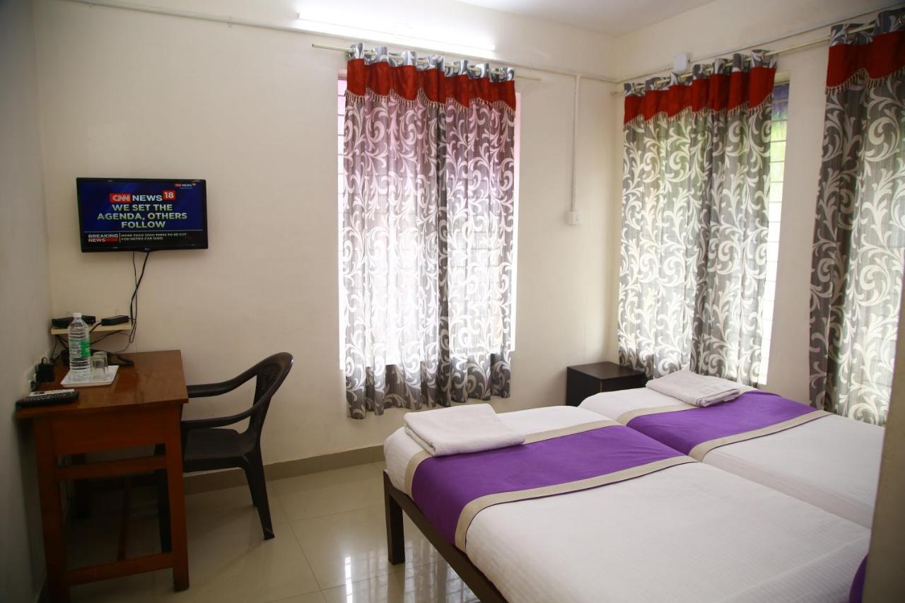 Hotel V Bee Plaza à Thiruvananthapuram Extérieur photo