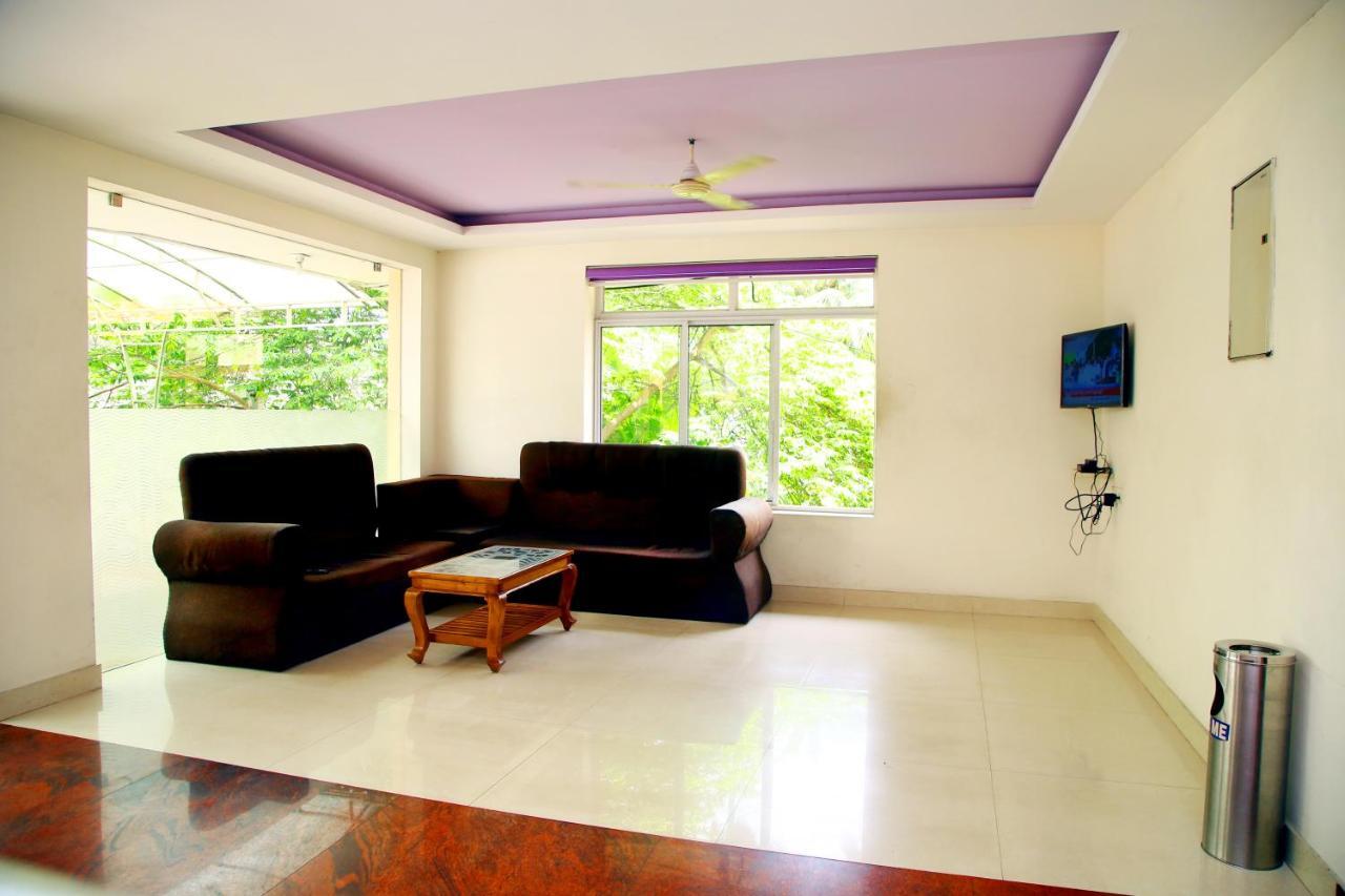 Hotel V Bee Plaza à Thiruvananthapuram Extérieur photo