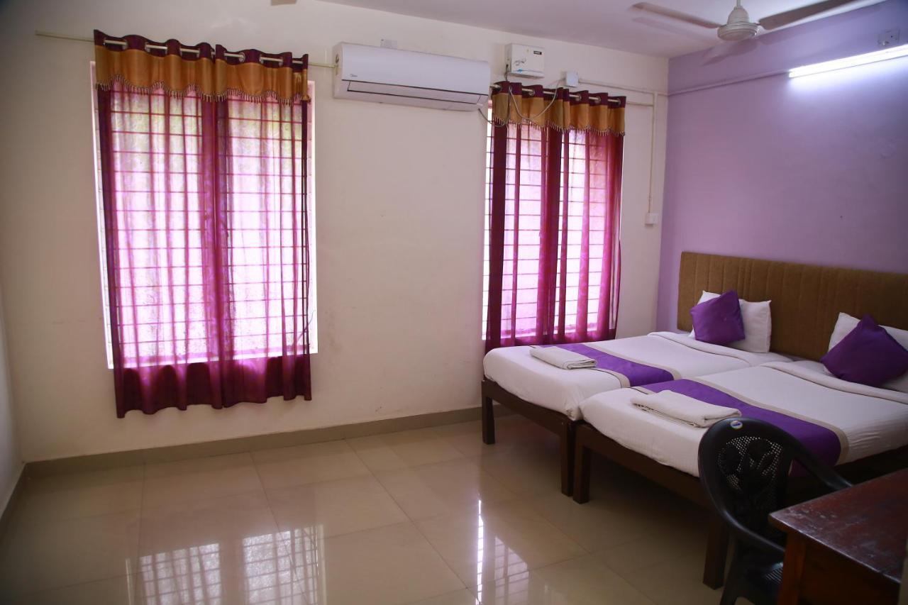 Hotel V Bee Plaza à Thiruvananthapuram Extérieur photo