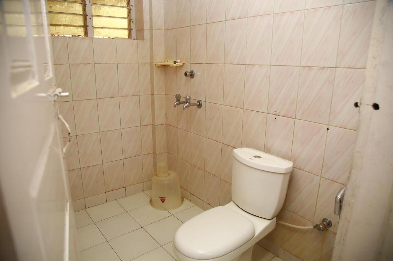 Hotel V Bee Plaza à Thiruvananthapuram Extérieur photo