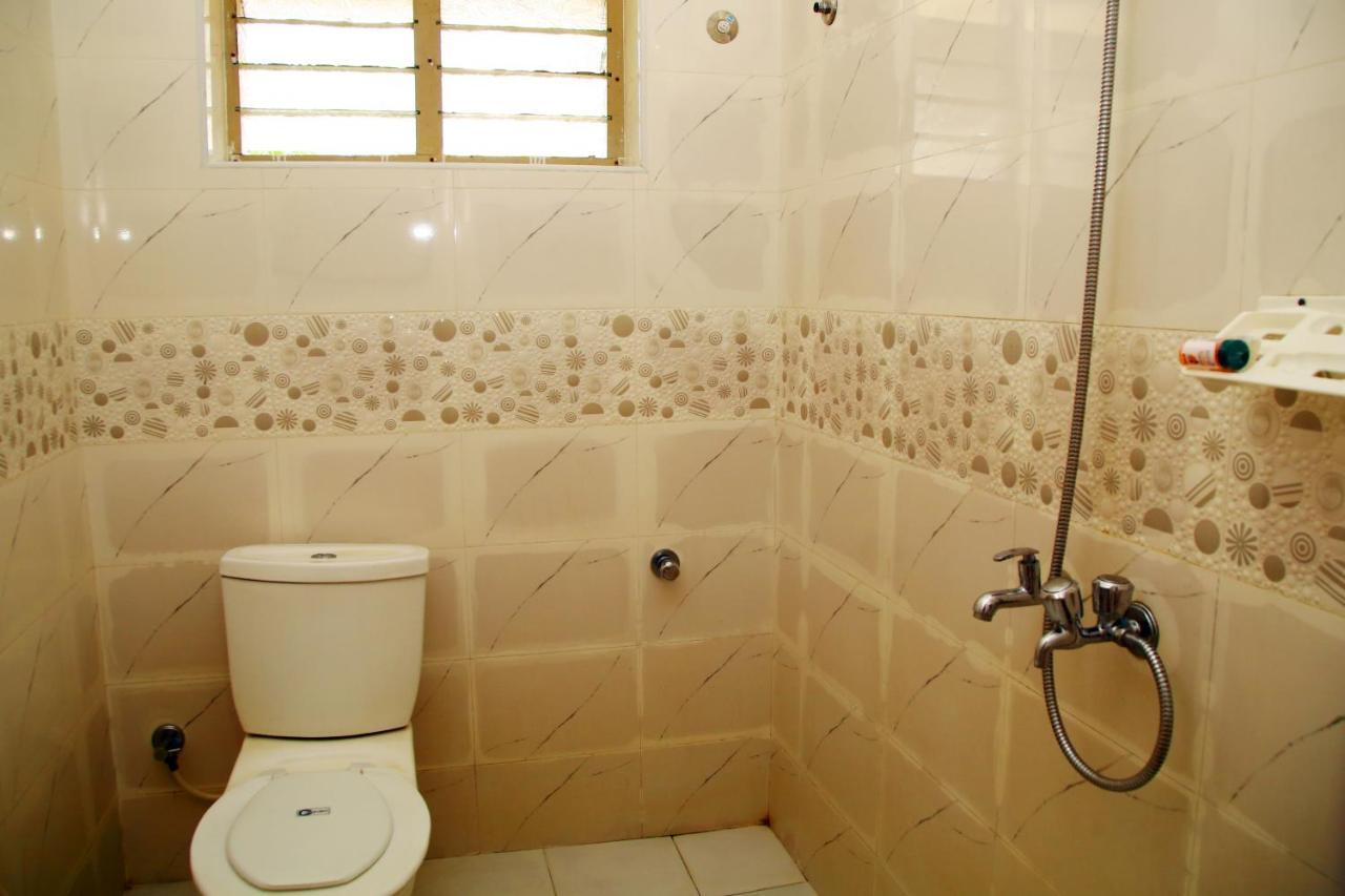 Hotel V Bee Plaza à Thiruvananthapuram Extérieur photo