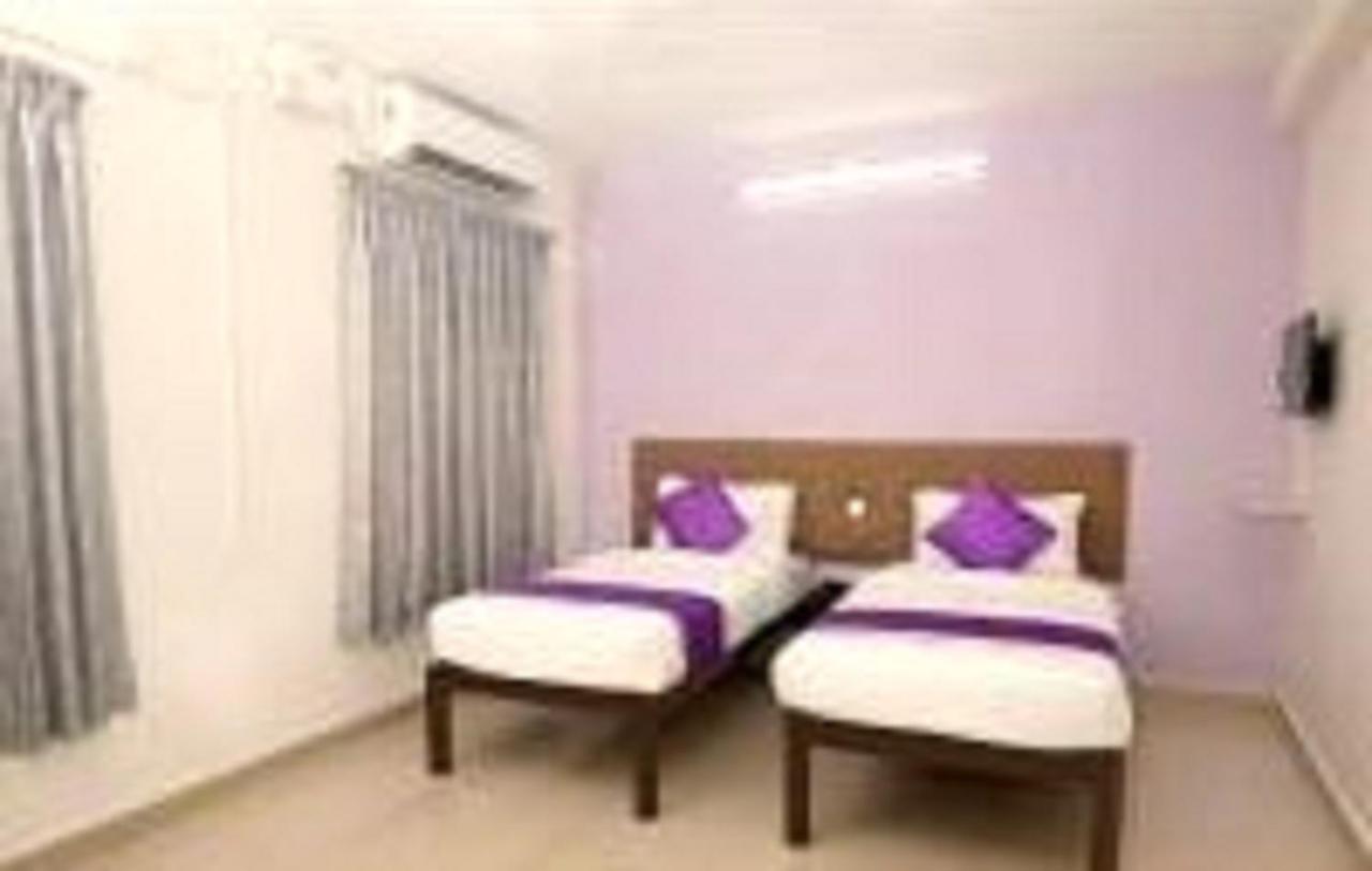 Hotel V Bee Plaza à Thiruvananthapuram Extérieur photo