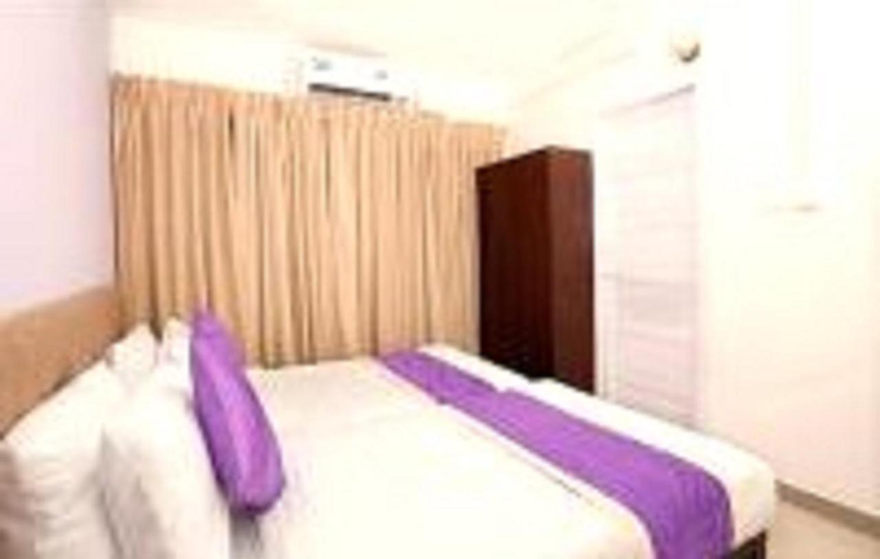 Hotel V Bee Plaza à Thiruvananthapuram Extérieur photo