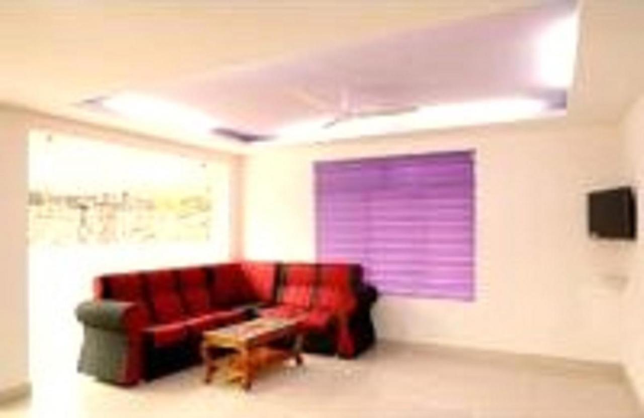 Hotel V Bee Plaza à Thiruvananthapuram Extérieur photo