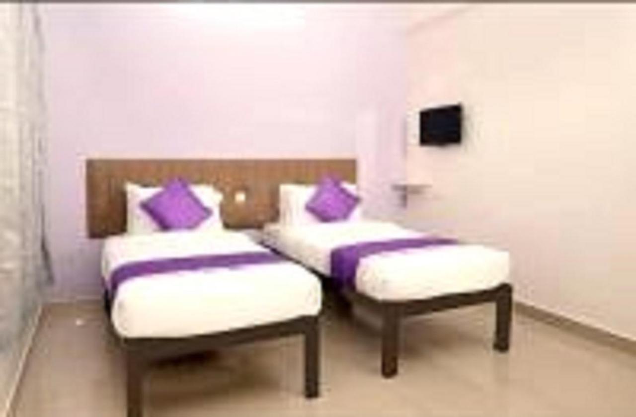 Hotel V Bee Plaza à Thiruvananthapuram Extérieur photo