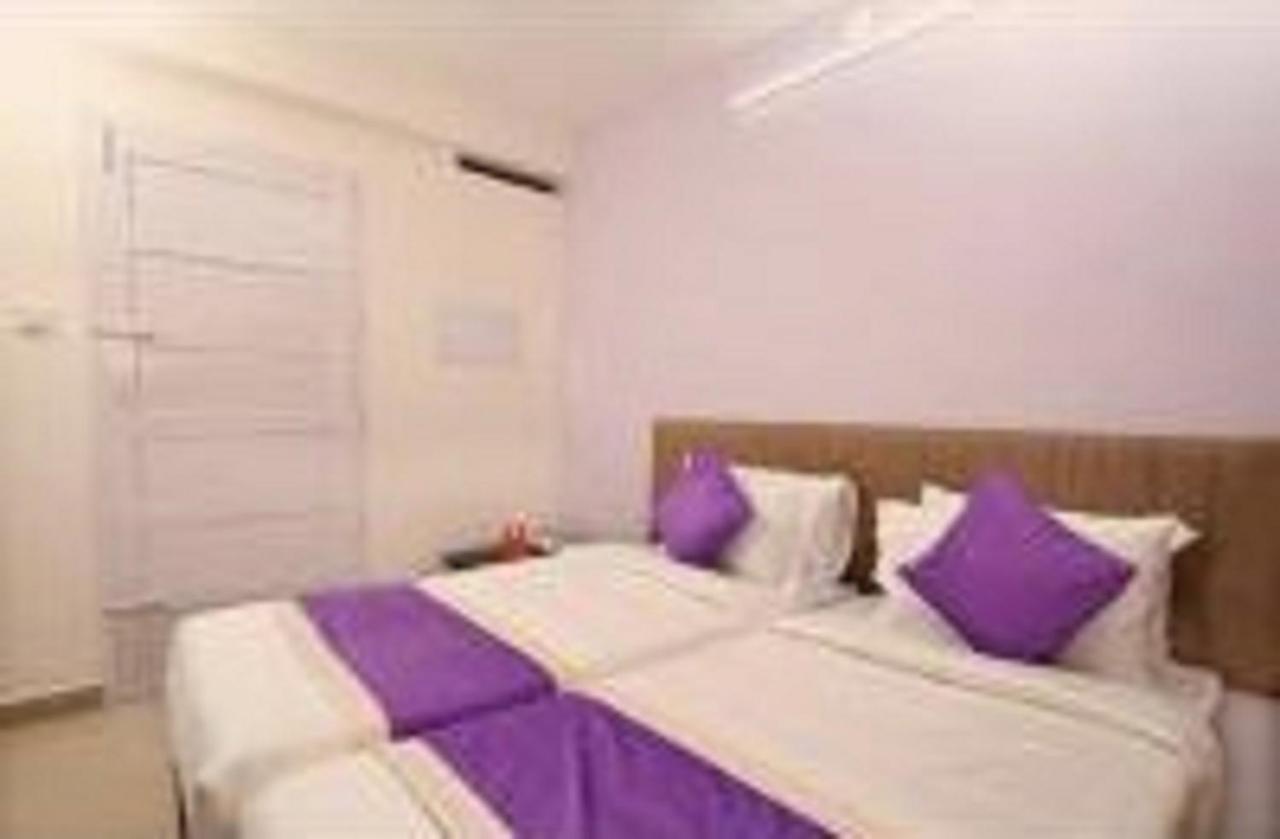 Hotel V Bee Plaza à Thiruvananthapuram Extérieur photo