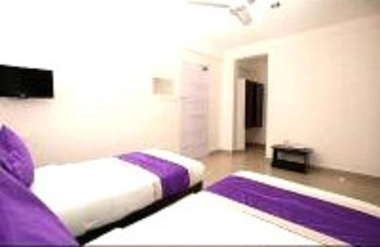 Hotel V Bee Plaza à Thiruvananthapuram Extérieur photo